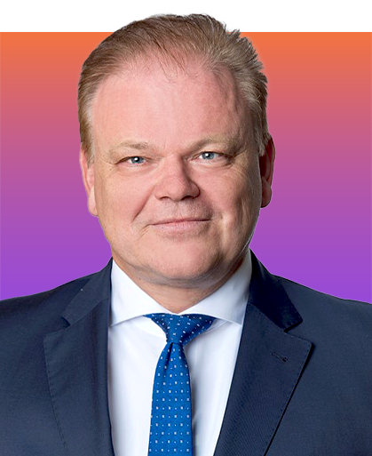 Chief Sales Officer Dr. Jürgen Lohmüller auf farbenfrohem Hintergrund