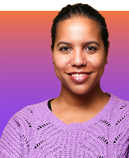 Strahlende Frau auf farbenfrohem Hintergrund